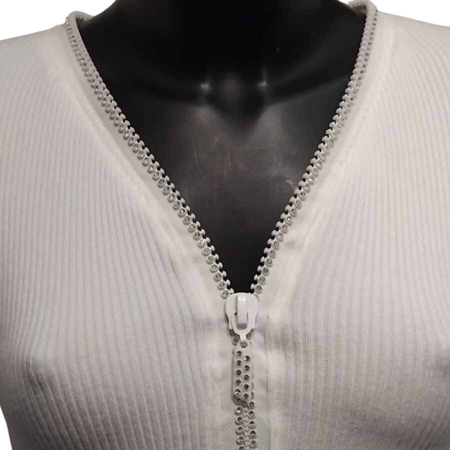 Robe de soirée, robe-pull, coupe moulante, ouverture à zip et strass, blanc