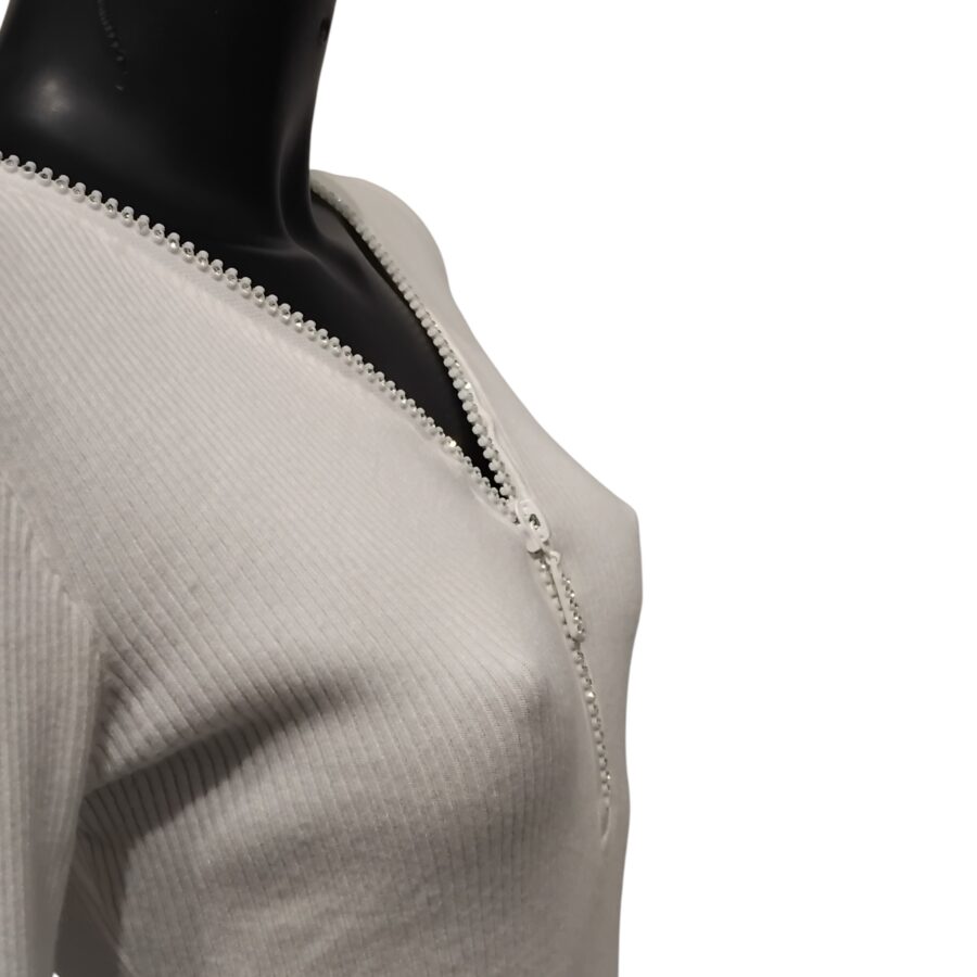 Robe de soirée, robe-pull, coupe moulante, ouverture à zip et strass, blanc