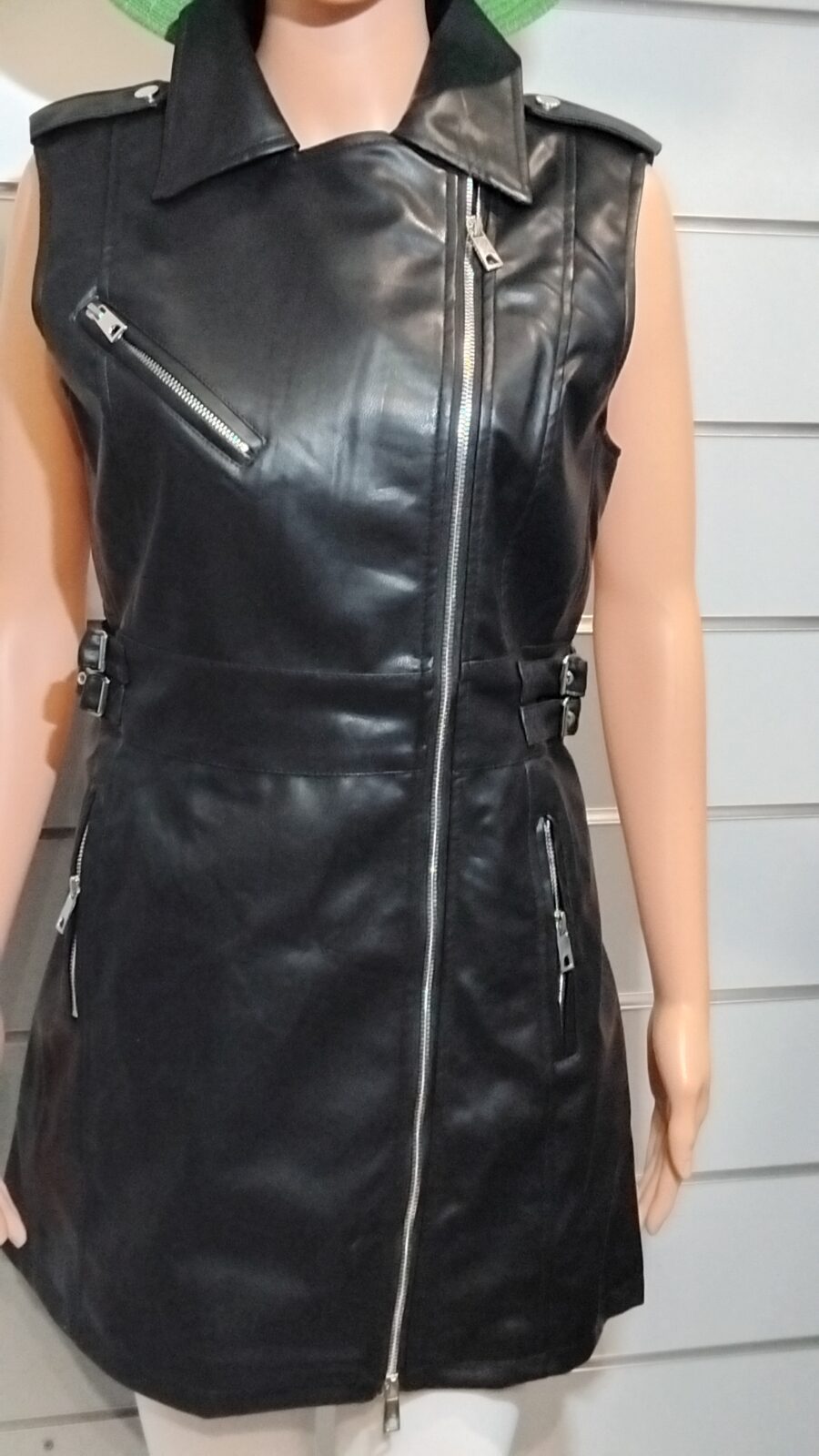 Robe perfecto en simili cuir, col à revers, poche et fermeture zippées, coupe ample