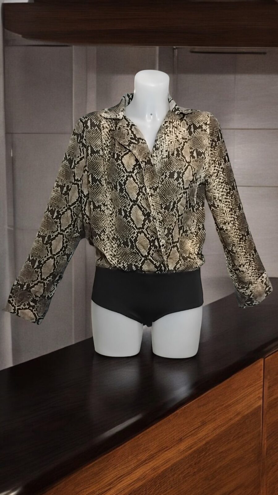 Body chemisier Femme, aspect peau de serpent "snake skin", col blazer, bas noir