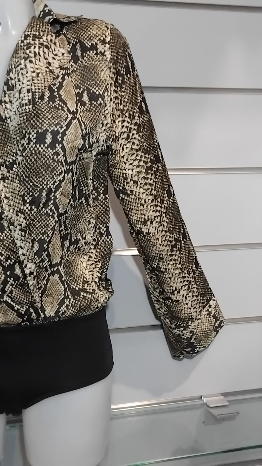 Body chemisier, peau de serpent "snake skin", col blazer, bas noir