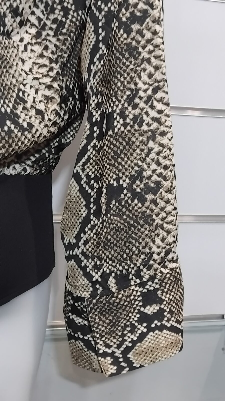 Body chemisier, peau de serpent "snake skin", col blazer, bas noir