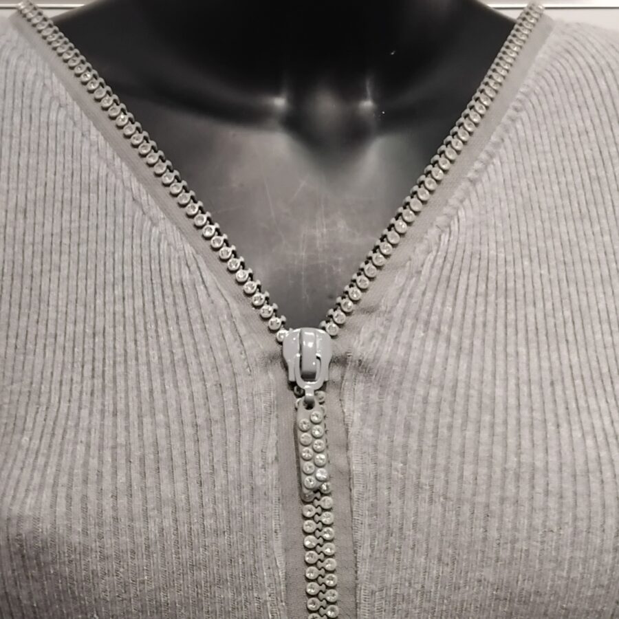 Robe de soirée, robe-pull, coupe moulante, ouverture à zip et strass, gris